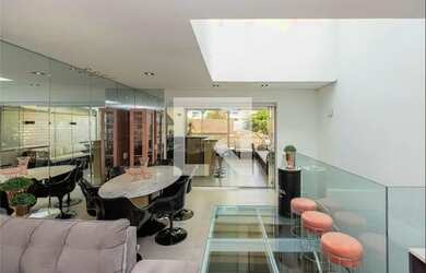 Imagem: A casa possui 2 Dormitórios, 3 Banheiros, 3 Vagas na garagem