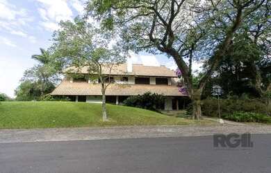 Imagem: A casa em condomínio possui 5 Dormitórios, 5 Banheiros, 5