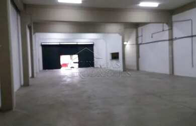 Imagem: O depósito possui 2 Vagas na garagem, 300m² de Área e está