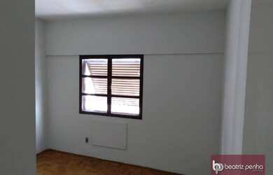 Imagem: O apartamento possui 1 Dormitório, 1 Banheiro, 1 Vaga na garagem