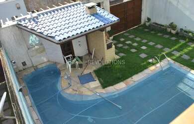 Imagem: A casa em condomínio possui 4 Dormitórios, 5 Banheiros, 3