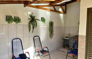 Imagem: A casa possui 2 Dormitórios, 1 Banheiro, 1 Vaga na garagem