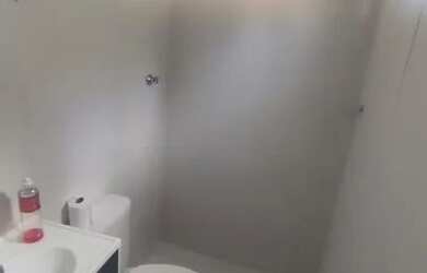 Imagem: A casa possui 3 Dormitórios, 1 Banheiro, 2 Vagas na garagem