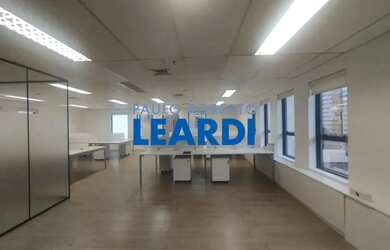 Imagem: O depósito possui 2 Vagas na garagem, 120m² de Área e está