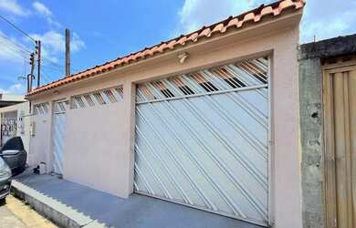 Imagem: A casa possui 2 Dormitórios, 1 Banheiro, 1 Vaga na garagem