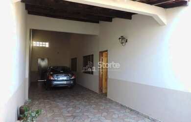 Imagem: A casa possui 5 Dormitórios, 4 Banheiros, 3 Vagas na garagem