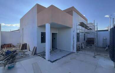 Imagem: A casa possui 3 Dormitórios, 2 Banheiros, 5 Vagas na garagem