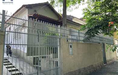 Imagem: A casa possui 3 Dormitórios, 2 Banheiros, 4 Vagas na garagem