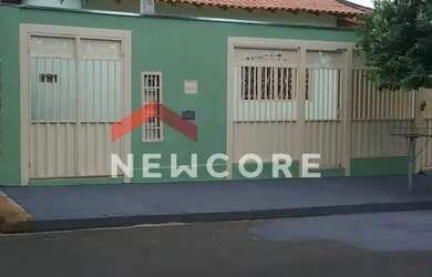 Imagem: A casa possui 2 Dormitórios, 1 Banheiro, 2 Vagas na garagem