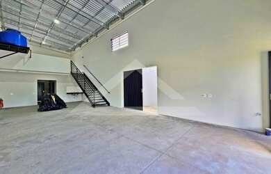 Imagem: O depósito possui 3 Vagas na garagem, 170m² de Área e está