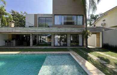 Imagem: A casa possui 5 Dormitórios, 5 Banheiros, 4 Vagas na garagem