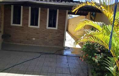 Imagem: A casa possui 2 Dormitórios, 2 Banheiros, 1 Vaga na garagem