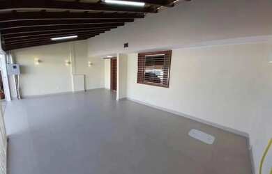 Imagem: A casa possui 3 Dormitórios, 2 Banheiros, 4 Vagas na garagem