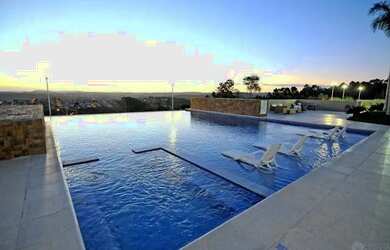 Imagem: A casa possui 3 Dormitórios, 2 Banheiros, 4 Vagas na garagem