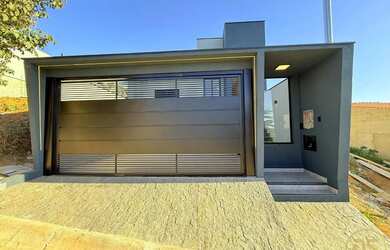 Imagem: A casa possui 3 Dormitórios, 2 Banheiros, 2 Vagas na garagem