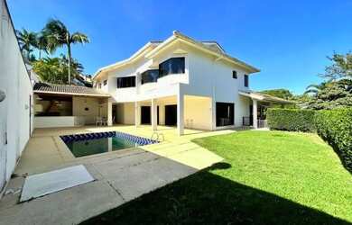 Imagem: A casa em condomínio possui 5 Dormitórios, 5 Banheiros, 4