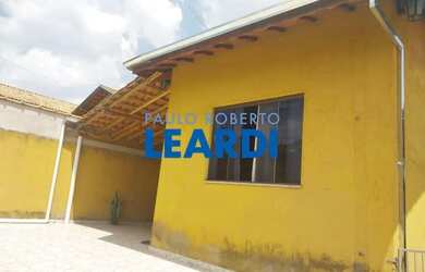 Imagem: A casa possui 3 Dormitórios, 3 Banheiros, 2 Vagas na garagem