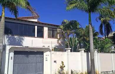 Imagem: A casa possui 3 Dormitórios, 5 Banheiros, 3 Vagas na garagem