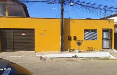 Imagem: A casa possui 3 Dormitórios, 4 Banheiros, 2 Vagas na garagem
