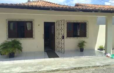 Imagem: A casa possui 3 Dormitórios, 2 Banheiros, 1 Vaga na garagem