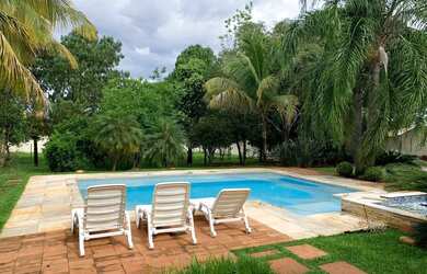 Imagem: A casa possui 4 Dormitórios, 5 Banheiros, 5 Vagas na garagem