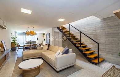 Imagem: A casa possui 3 Dormitórios, 3 Banheiros, 3 Vagas na garagem