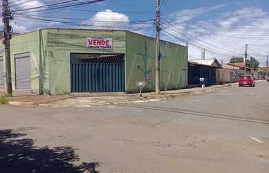 Imagem: A casa possui 3 Dormitórios, 3 Banheiros, 2 Vagas na garagem