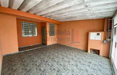 Imagem: A casa possui 3 Dormitórios, 2 Banheiros, 1 Vaga na garagem