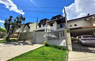 Imagem: A casa possui 4 Dormitórios, 2 Banheiros, 3 Vagas na garagem