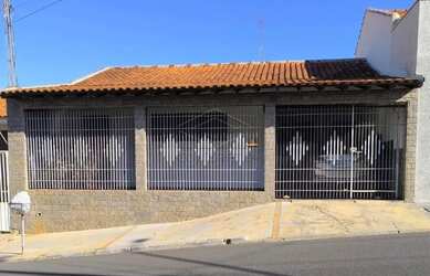 Imagem: A casa possui 3 Dormitórios, 2 Banheiros, 3 Vagas na garagem