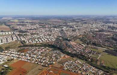 Imagem: O terreno possui 200m² de Área, Imóvel novo e está localizado