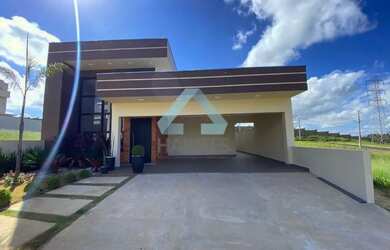 Imagem: A casa possui 3 Dormitórios, 2 Banheiros, 2 Vagas na garagem