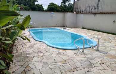 Imagem: A casa possui 5 Dormitórios, 1 Banheiro, 4 Vagas na garagem