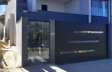 Imagem: A casa possui 3 Dormitórios, 2 Banheiros, 2 Vagas na garagem