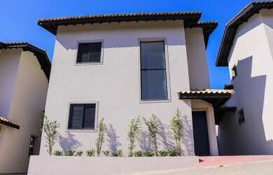 Imagem: A casa à venda possui 3 Dormitórios, 2 Banheiros, 2 Vagas