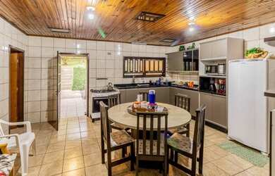 Imagem: A casa possui 3 Dormitórios, 2 Banheiros, 2 Vagas na garagem