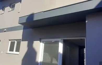 Imagem: A casa possui 3 Dormitórios, 5 Banheiros, 4 Vagas na garagem