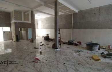 Imagem: O depósito possui 4 Vagas na garagem e 220m² de Área e está