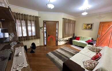 Imagem: A casa possui 3 Dormitórios, 3 Banheiros, 2 Vagas na garagem