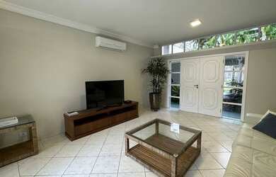 Imagem: A casa possui 3 Dormitórios, 4 Banheiros, 5 Vagas na garagem