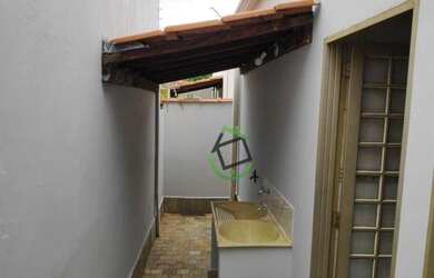 Imagem: A casa possui 3 Dormitórios, 2 Banheiros, 1 Vaga na garagem