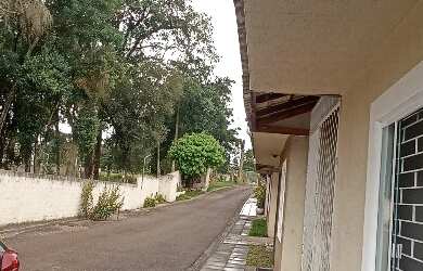 Imagem: A casa em condomínio possui 3 Dormitórios, 1 Banheiro, 2 Vagas