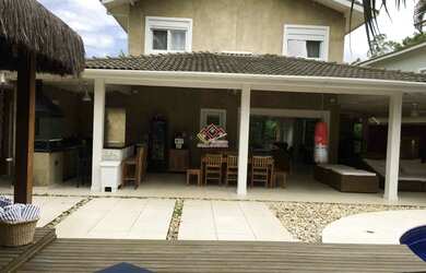 Imagem: A casa em condomínio possui 4 Dormitórios, 5 Banheiros, 4