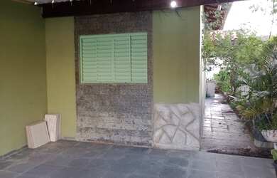 Imagem: A casa possui 2 Dormitórios, 2 Banheiros, 2 Vagas na garagem