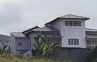 Imagem: A casa possui 4 Dormitórios, 3 Banheiros, 5 Vagas na garagem