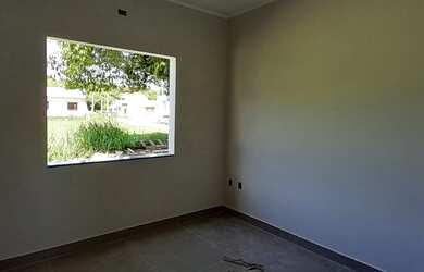 Imagem: A casa possui 3 Dormitórios, 2 Banheiros, 2 Vagas na garagem