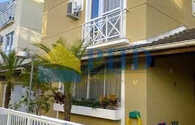 Imagem: A casa em condomínio à venda possui 4 Dormitórios, 4 Banheiros