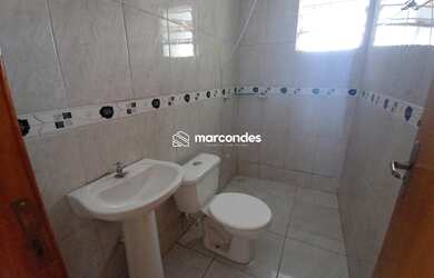 Imagem: A casa possui 2 Dormitórios, 1 Banheiro, 1 Vaga na garagem