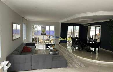 Imagem: A casa em condomínio possui 5 Dormitórios, 5 Banheiros, 4