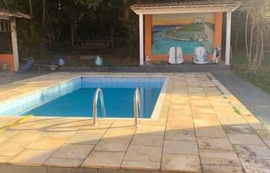 Imagem: A casa possui 2 Dormitórios, 2 Banheiros, 2 Vagas na garagem